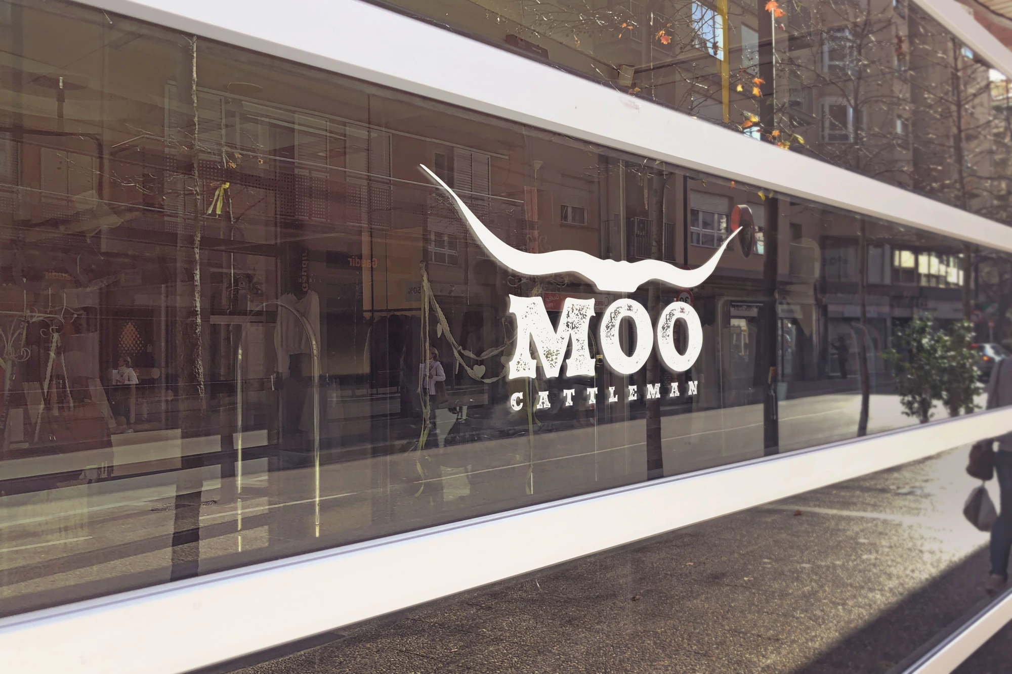 Visualisierung des Moo-Cattleman-Logos auf einer Schaufensterscheibe