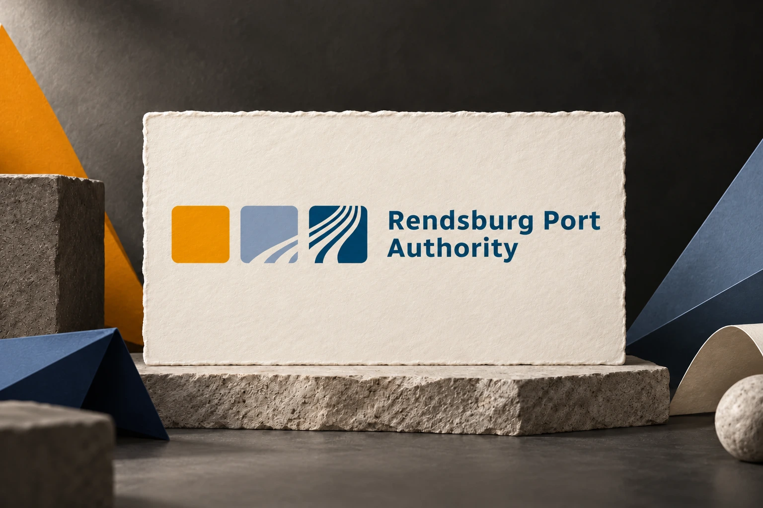 Rendsburg Port Authority: Logo auf Naturpapier im abstrakten IDEA-Atelier