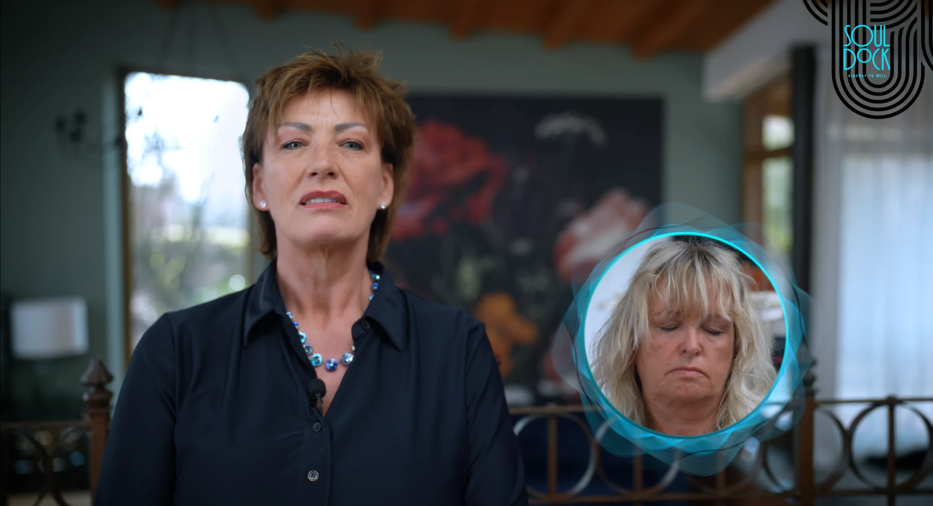 SoulDock-Filmszene mit Sprecherin und ergänzender Bildeinblendung in Azur
