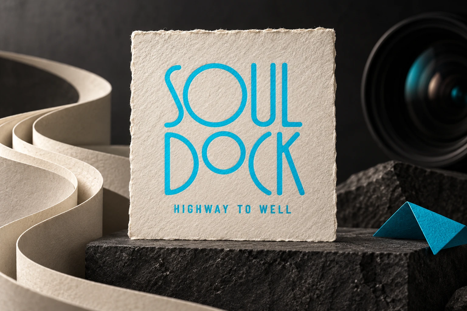 SoulDock Logo auf Naturpapier im abstrakten Filmatelier